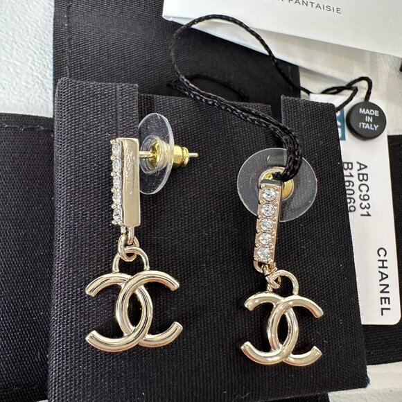 2024P CHANEL GOLD TONE CC LOGO WHITE CRYSTALS DANGLE EARRINGS - Picture 8 of 16